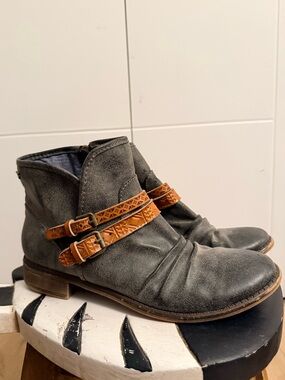 Roxy Surf Co. Ankle Boots